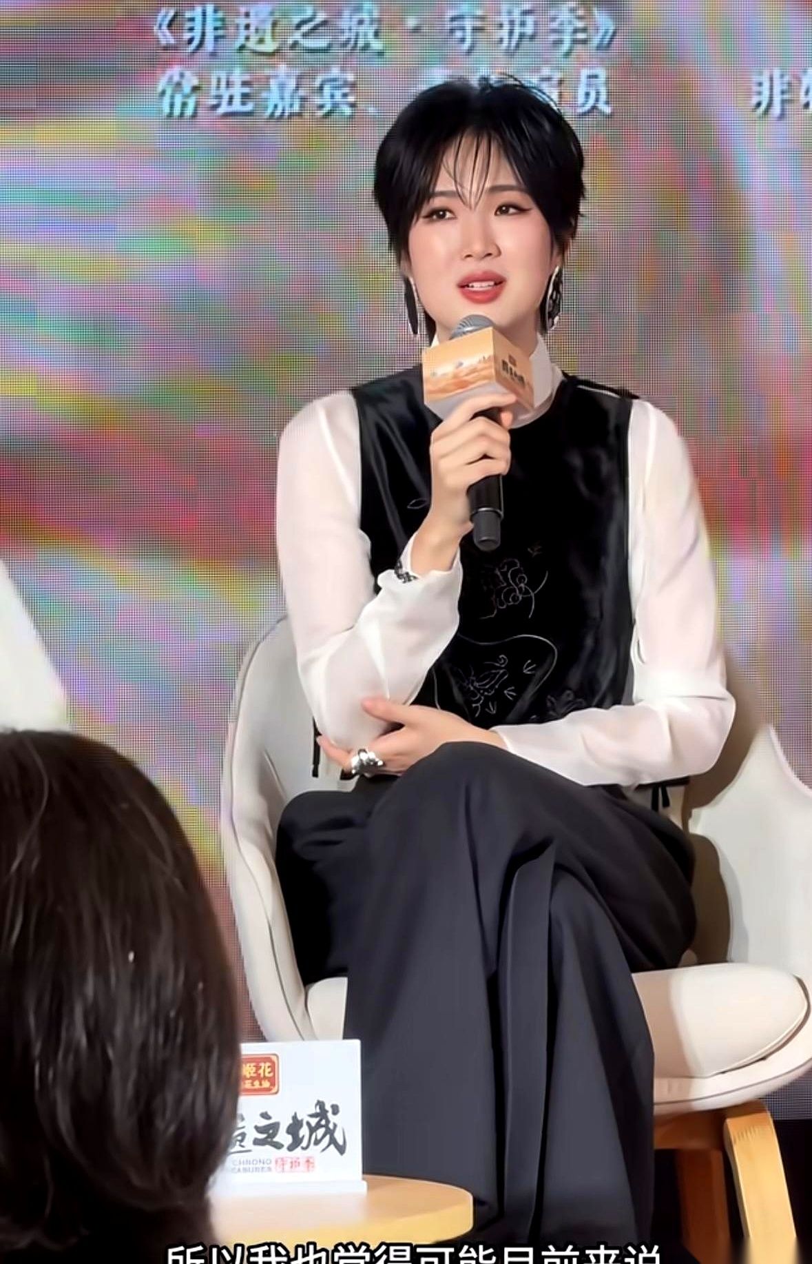 姚安娜参加《非遗之城》活动聊起非遗侃侃而谈。
这番表现直接引出了一波劝退声音：赶紧别演戏了，转行去当个专业访谈主持人吧。
这位哈佛毕业的女孩后续到底是继续扎在剧组，还是听劝换赛道，目前还没有明确的动静。
说实话，看到有人苦口婆心地劝她转行，觉得这话真是说到根儿上了。
以前她一演戏，铺天盖地的都是阴阳