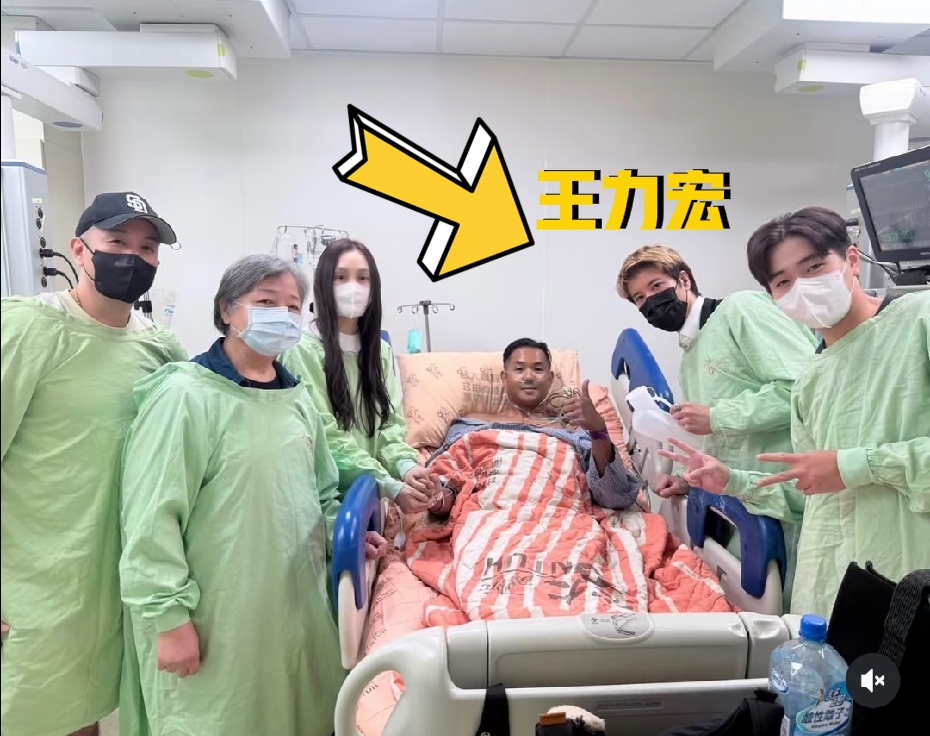 王力宏到医院探望好友陈建州，手拿尿壶合影，画面温馨又搞笑！危难时刻，见真情，据说王力宏得到消息后，第一时间就冲去医院了，还好黑人转危为安，黑人这个人确实人缘蛮好，会做人，他在圈子里混得蛮开的，可能是因为他性格比较幽默、也讲义气，还会打篮球，所以他交的朋友都很铁，这次他出事，身边的兄弟都很关心他，都很