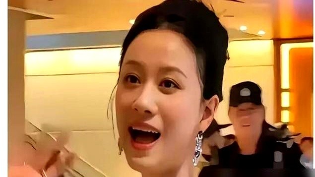 46岁章子怡去法国领奖，生图里腰上的肉明晃晃的。

很多人不知道，这是她拍曹保平新戏主动增重快20斤留下的痕迹。戏拍完了，身上的肉还没完全掉下去。

同场60岁的刘嘉玲穿黑丝大秀状态，章子怡却顶着还没减完的体重直接上台，前几天还有人在阿那亚健身房偶遇她素颜猛练。

为了戏增重20斤敢不修图直接见人，