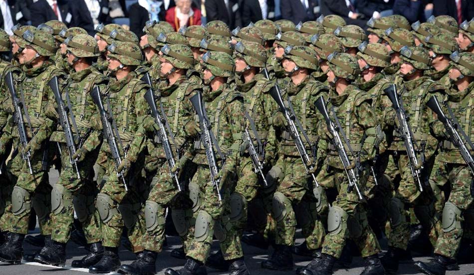认怂了？日本急需兵员补缺口，却死活不敢开放外籍参军。
很多人都不清楚，如今的日本自卫队早已陷入严重的招人荒。兵员缺口一年比一年大，官方却不敢放开外籍入伍的捷径，背后藏着满满的无奈和顾虑。
 
9月5日，日本防卫大臣小泉进次郎正式对外发声，彻底否定外籍人员加入自卫队的相关方案。日方后续填补兵员空缺的思