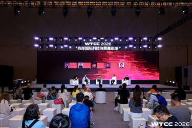 #科技热点#10月22日-25日，WTCC2026西岸国际科技消费嘉年华于上海西岸国际会展中心启幕。本届以“AI一生”为主题，集结400余家全球科技品牌，展出机器人、AI眼镜、智能穿戴等创新产品。展会划分为生活体验与创客创造两大展区，配套工坊、新品发布、多平台直播、创新大赛等活动，面向公众免费报名参与。 ​