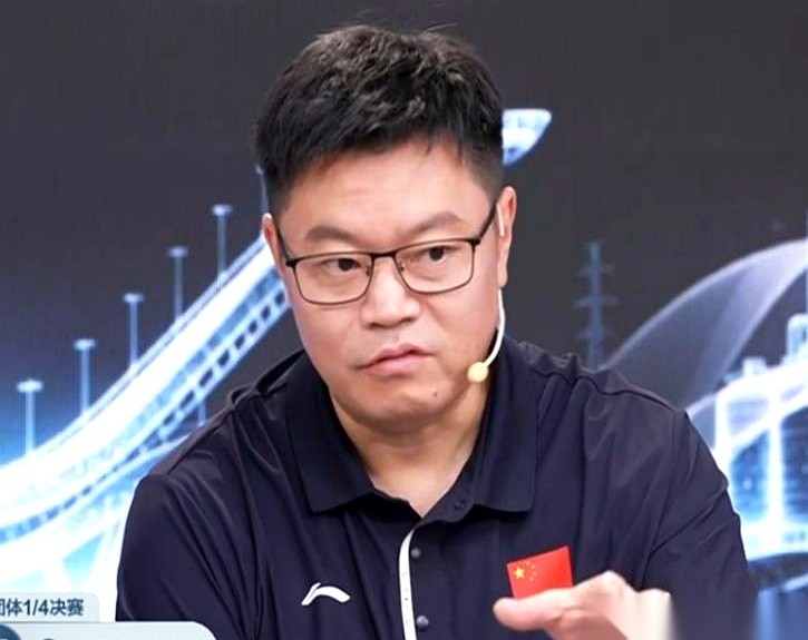 向鹏明明以3:1赢下了一场乒乓球赛，但原帖作者一看对手体型，觉得对方大概率是临时拉来凑数的不专业选手，打球像公园老大爷一样站着不动，就这样向鹏竟然还差点输了。
本来实力悬殊的比赛，硬是打出了难受的胶着状态。解说侯英超直接毒舌吐槽，说这明明是欺负人的局，“明明给你两王四个二，你咋还不会出了呢？”他直言