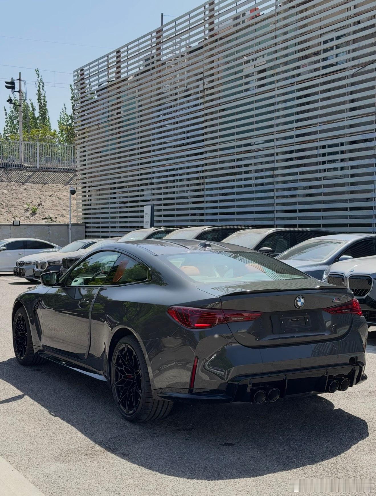 宝马 M4 xDrive 雷霆版 四驱 碧玺灰 卡拉米橙
指导价943900元
选装：
C36-个性化定制碧玺灰+10100
X3KX-全Merino真皮内饰，卡拉米橙/黑色+15600
70A-M运动型多功能Alcantara方向盘+4600
1MB-M精英驾驶模式+8800
248-方向盘加热功能+2700
3MF-个性化定制黑色大灯装饰条+3000
48C-前排M碳纤维桶形座椅+46 ​