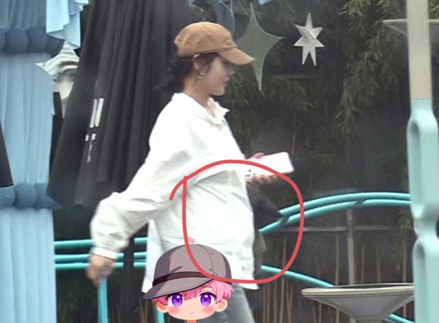 那个说舅舅就是我爸的女孩，可能真的要当妈妈了！

童年的张佳宁，父母离异，

自小跟着舅舅张晓龙一起长大，

张晓龙也视外甥女如己出，

极力托举张佳宁进入了演艺圈。

近日，她被拍到衣着宽松，小腹隆起，好似显怀。

如果传言是真的，那她的幸福已然来临，理应恭喜。

大家觉得是真是假呢，评论区聊聊