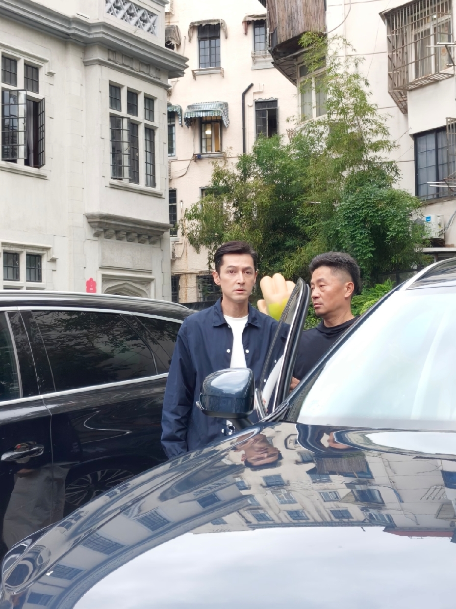 胡歌在上海出席活动，他真人还是很帅的！虽然比不上年轻时候的颜值，但是现在反倒有种成熟男人的魅力！感觉他现在的生活很踏实稳定，娶了自己的助理，也有了女儿，虽然女助理是素人，肯定比不上他之前的明星前女友们好看，但是过日子，最重要的还是相处，两个人在一起舒服、合拍就行，娱乐圈娶了身边的工作人员还挺多的，比