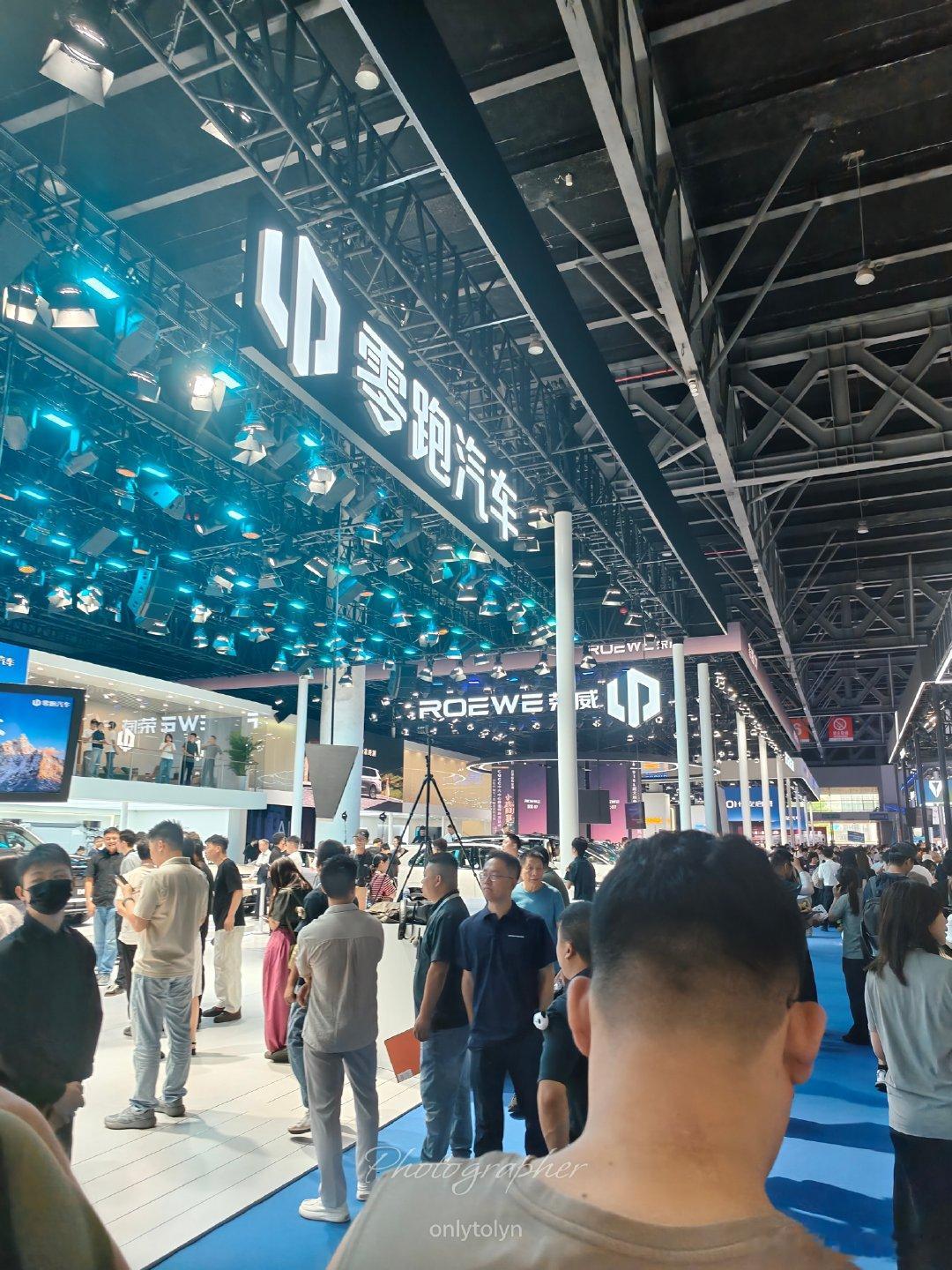 又一年的车展搬砖，总体还是很蓬勃。不知道那个人这会在忙啥呢，在彩排了吗？希望他在兄弟演唱会玩得开心。 ​