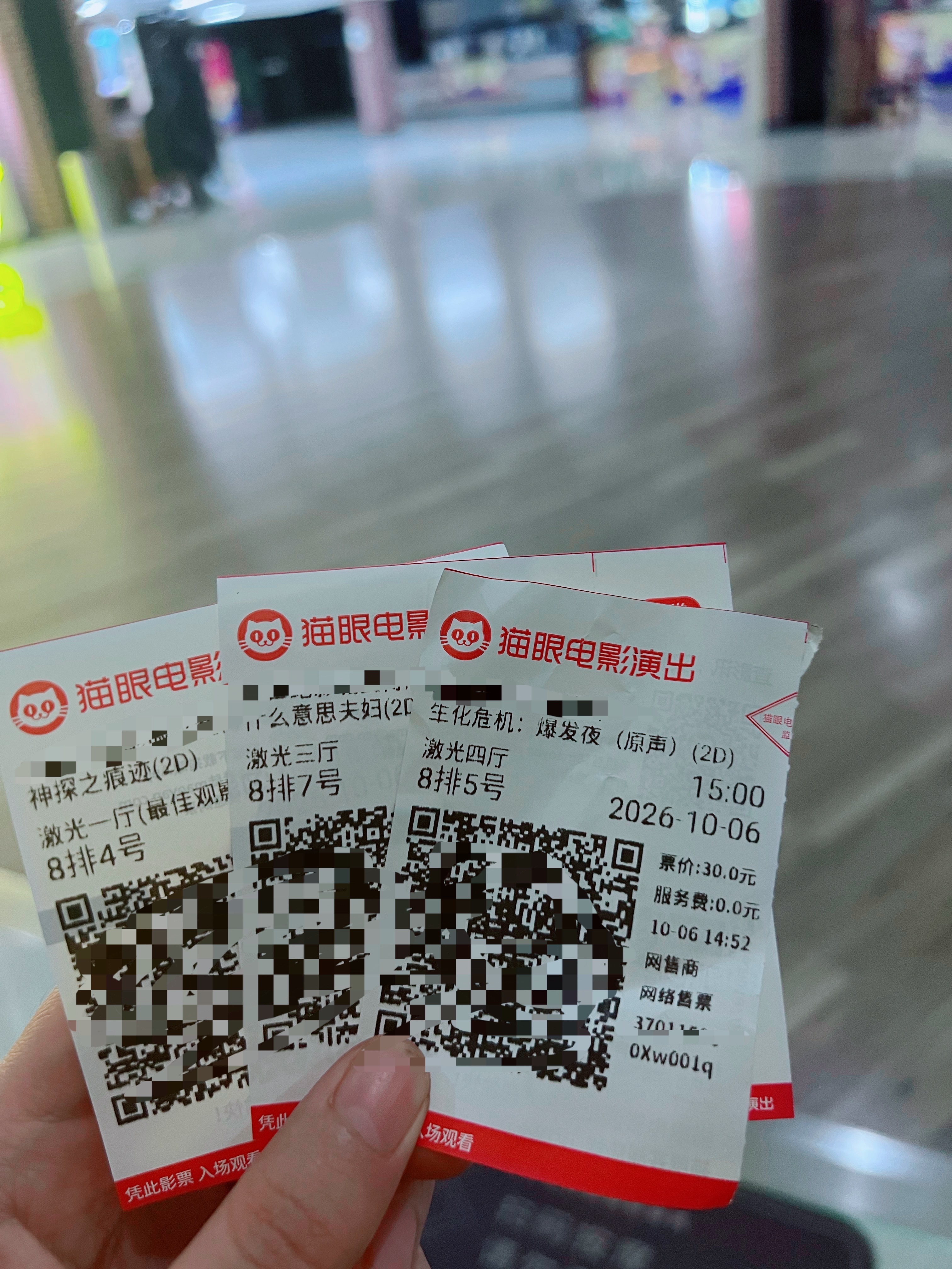 国庆假期尾声，下午连看三场电影：第一场《生化危机：爆发夜》——节奏紧凑，代入感很强，我最喜欢里面的配乐，咚咚咚的仿佛敲在心脏上。变异的肉体和血肉融合效果，视觉冲击力很强。但剧情深度有限，女警和研究员们的降智让我有点出戏。只能惋惜男主的结局怪可惜的。
第二场：《神探.痕迹》——只能说 ​