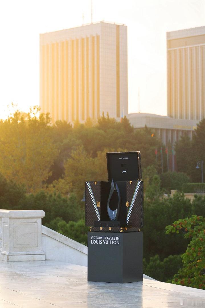 在Highland Park偶遇LV为F1阿塞拜疆大奖赛巴库站定制的冠军奖杯！ ​​​