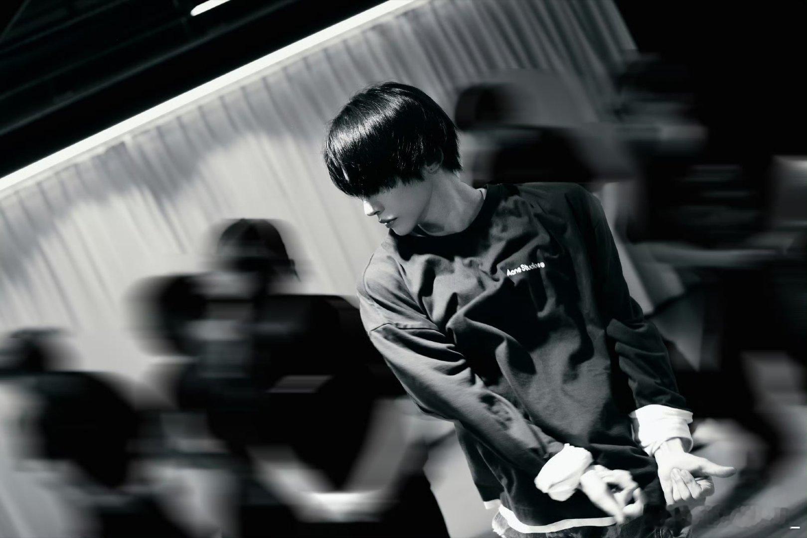 #刘宇廿六驭梦山河# ly#刘宇0824生日快乐# 
聚光落于身，诗意自心生。每一次登台，皆是与热爱的相逢。​