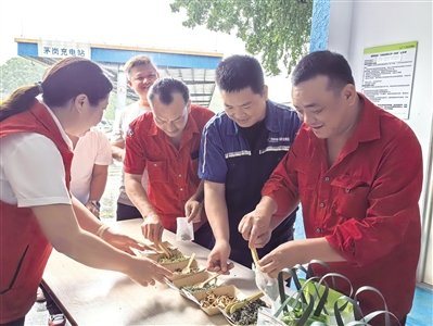 【人车齐“充电”，工会驿站5年暖了20万“赶路人”】充电站里人来人往...