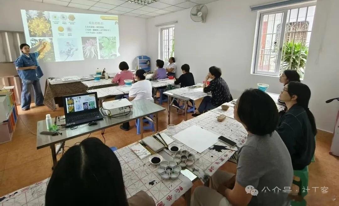 #社工客[超话]##社工案例计划#20260919
从“公益输血”到“自我造血”！社区长者兴趣班收费运营的探索：在人口老龄化持续深化的背景下，社区养老服务如何突破“政府主导、资源依赖”的发展瓶颈，通过适度市场化补充构建长效运营机制，是当前基层养老服务探索的重要方向。2024年至今，顺德区容桂街道南 ​