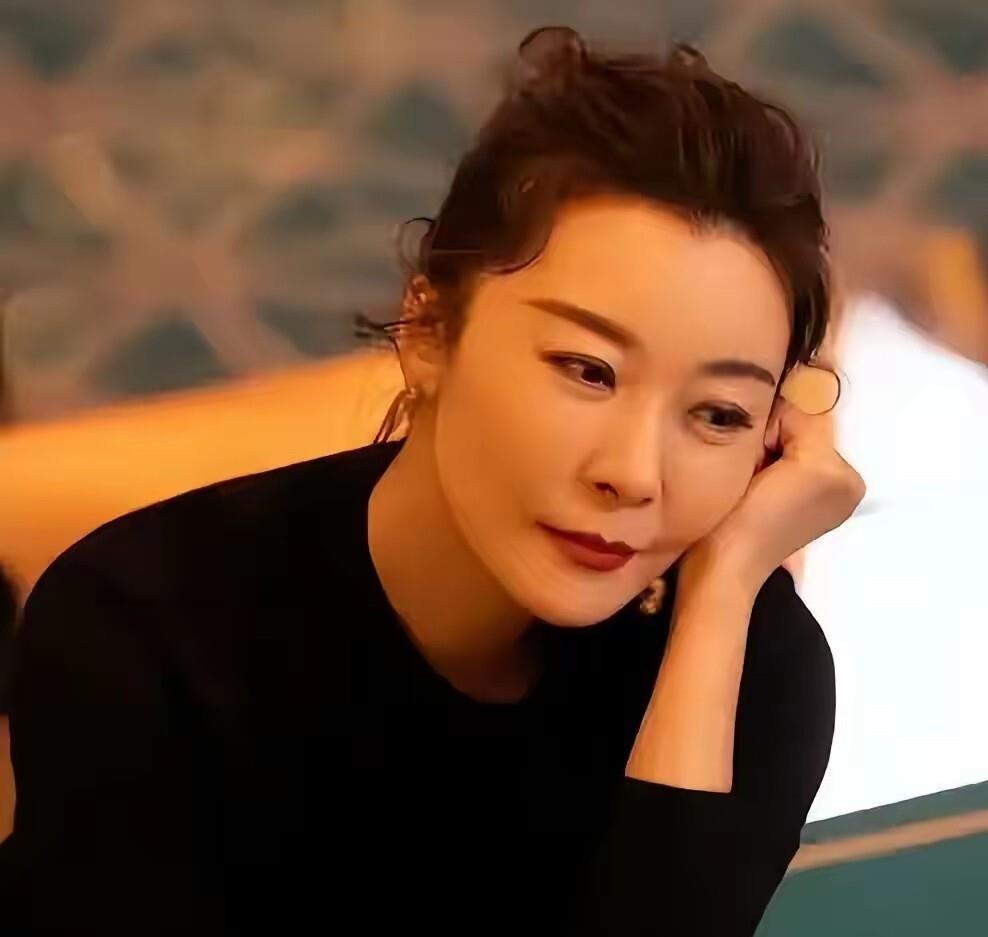 柯蓝亲口说过：长辈夸她像奶奶，是她这辈子最乐意听到的评价。可偏偏没人提，她妈是舞蹈演员出身，长得漂亮到走在路上被星探追着递名片，柯蓝自己都承认不如妈妈一半好看。更扎心的是，亲戚们没少说她“不如妈妈美”，一个从小在漂亮妈妈身边长大的女孩，听这种话听了十几年，换谁心里不别扭？
但柯蓝真正像的，还真不止脸