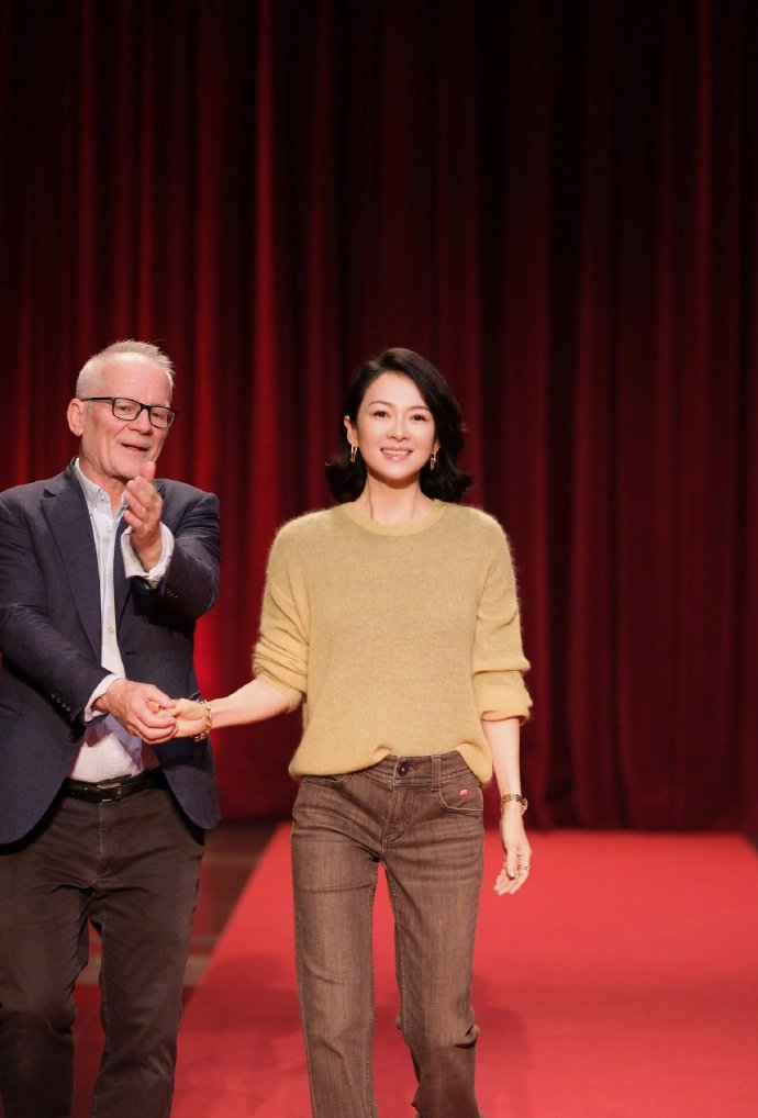 章子怡亮相卢米埃尔电影节，斩获荣誉引热议！
 
2026年10月12日，演员章子怡出席第18届法国卢米埃尔电影节的相关话题冲上热搜，此前当地时间10月10日，电影节在里昂正式开幕，章子怡作为本届荣誉嘉宾亮相红毯，收获电影节授予的相关荣誉，这段海外亮相的视频和照片传回国内，迅速引发影迷讨论。
 
亮相