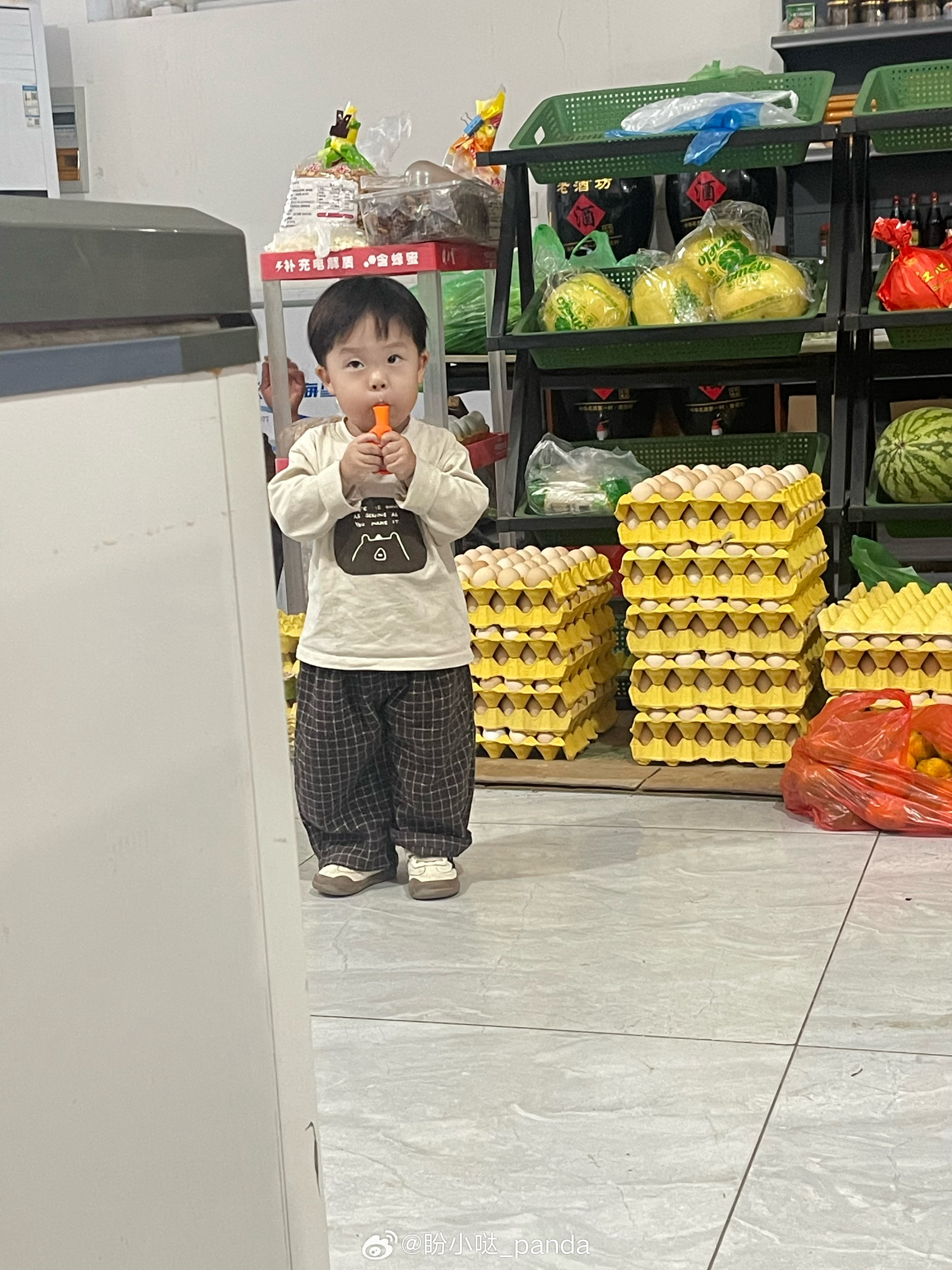 今天这个小孩在姥姥店里呆了一天，而我躲在卧室睡➕看小说一天，爽翻了！  ​​​