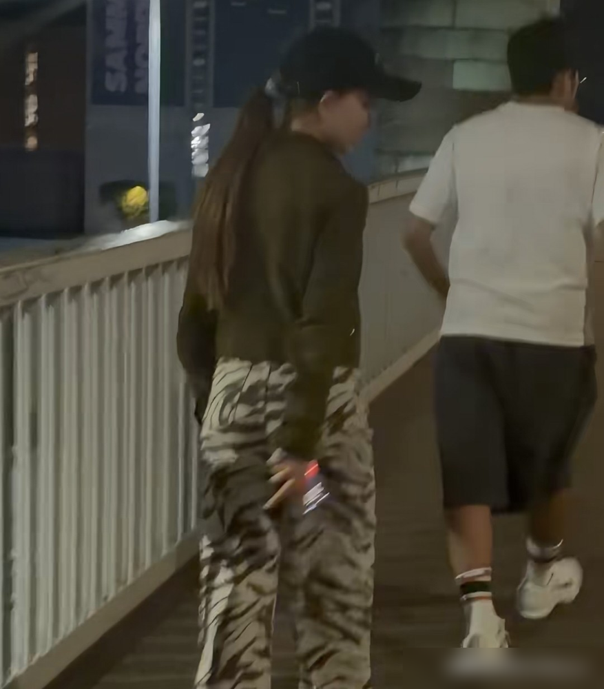 丹麦街头，昆凌一巴掌拍在周杰伦肚子上，那声响隔着屏幕都听见了。
老周没躲，低头笑了。那肚子圆滚滚的，跟当年八块腹肌判若两人。
他婚后从62公斤飙到75公斤，自嘲甜食杀手。昆凌更狠，被问体重直接甩一句：人瘦的时候才称。
这些年催他减肥的早闭嘴了。不是放弃了，是看明白了。
能把日子过成奶茶全糖的
