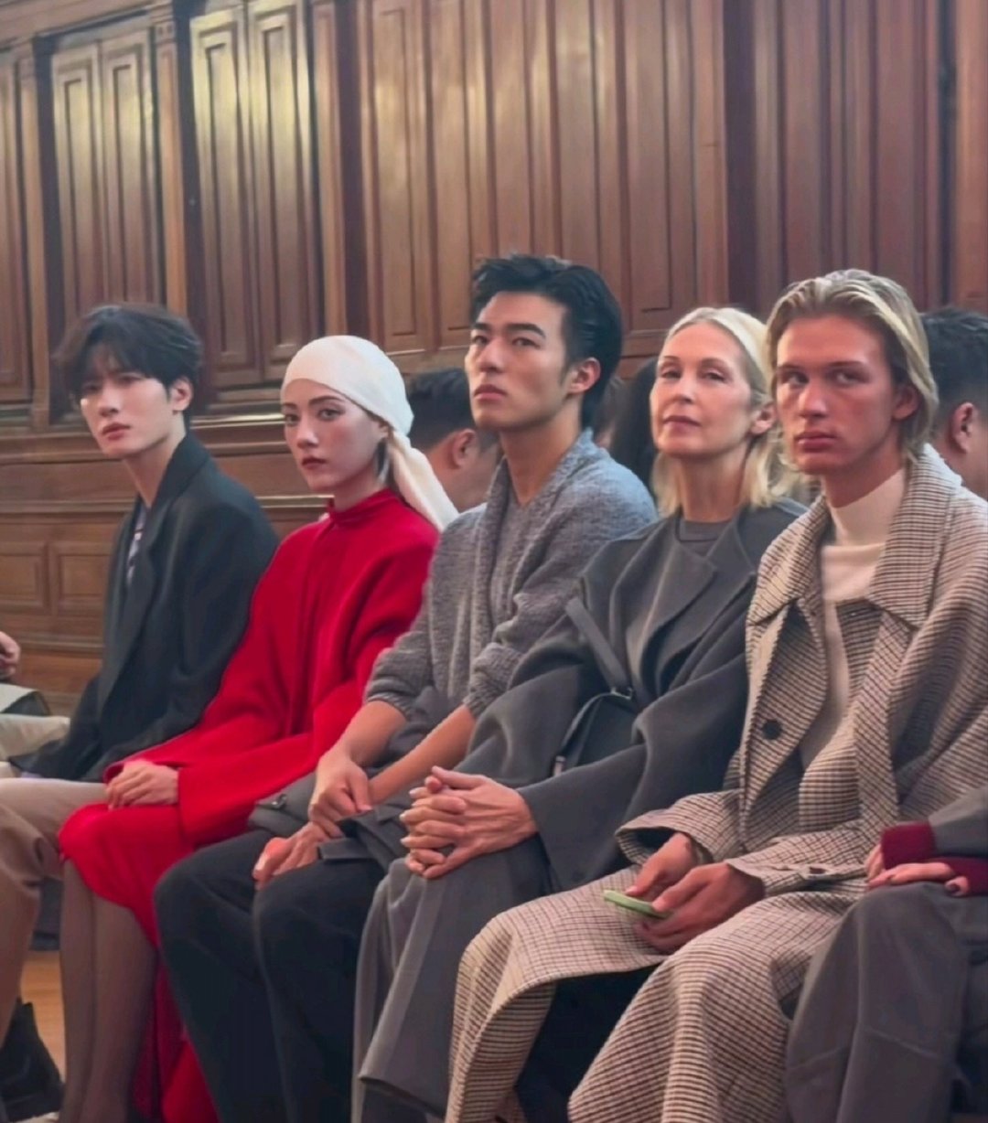 娜然五官太美了，像油画一样 ​