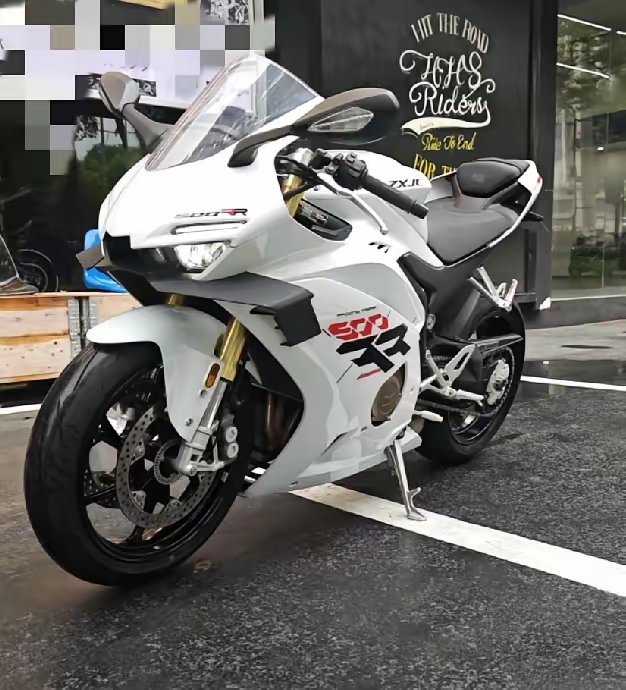 9月国产中大排量摩托车销量排行：

​​1. 张雪机车：9979台
2. 春风动力：9153台
3. 无极：7610台
4. 奔达：5502台
5. 豪爵：5502台
6. 钱江：2783台

这张榜放三年前没人信。张雪机车不是老牌厂，靠硬刚配置、堆料、听玩家吐槽起家，一下干到快一万台。现在买车的年