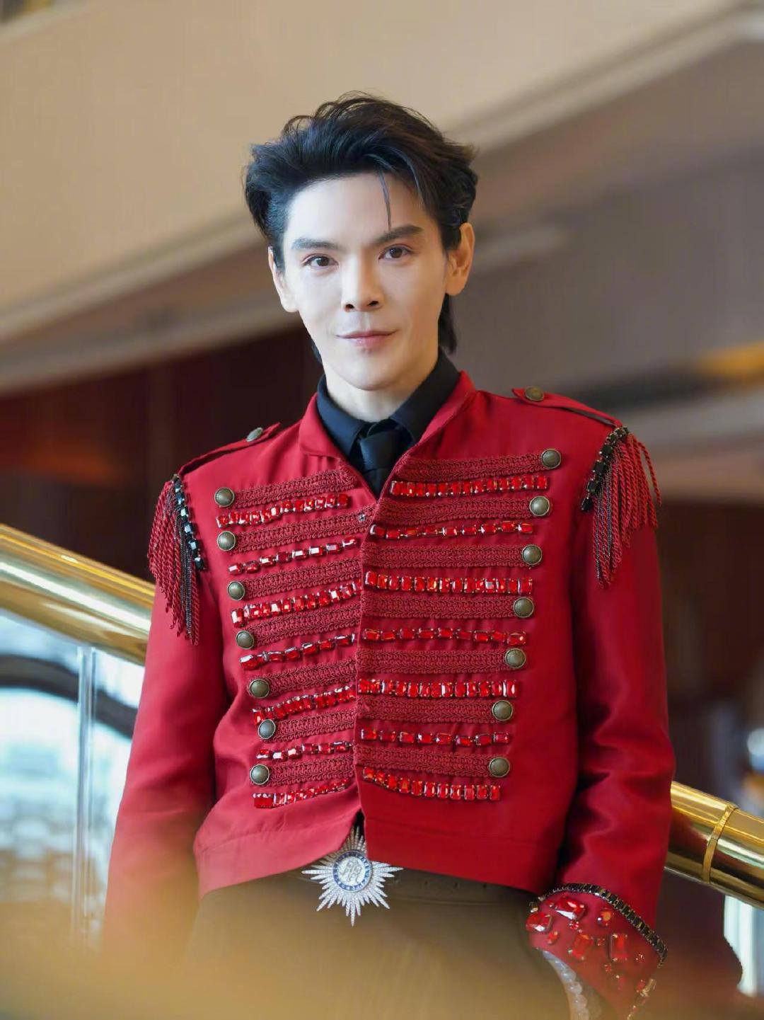 #易立竞说向佐是有智慧的人#
没想到易立竞对向佐评价这么高！！直言向佐有种有趣有料，拥有难得的智慧。访谈之间真心换真心，敢于袒露内心，才能够收获对等的真诚反馈#毛雪汪# ​