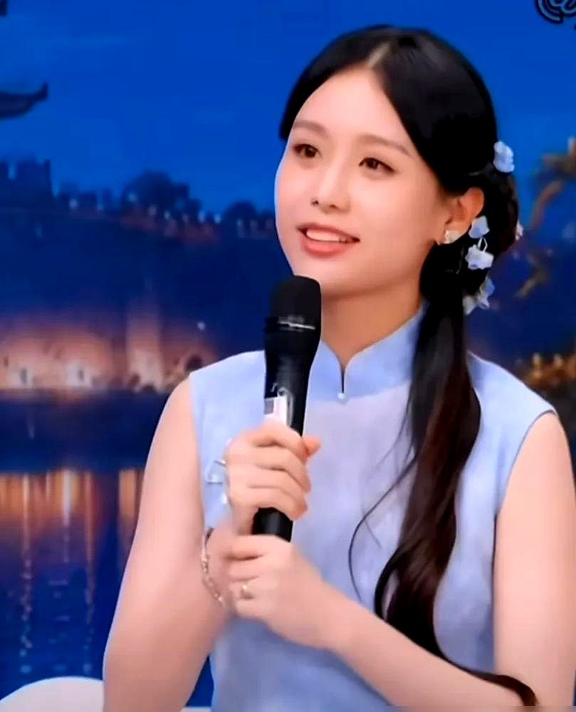 20亿票房砸头上，29岁的素人王晓慧第一反应竟然是躲起来。

凭《给阿嬷的情书》爆红后，她没急着变现，硬是扛着容貌焦虑和谨慎性格把这波关注度按下了。直到8月生日才松口接受新体验，9月底正式完成演员认证出道。

其实这段时间她一点没落下，威尼斯红毯走了，央视秋晚上了。现在网传她要进迷雾剧场新剧《连环套
