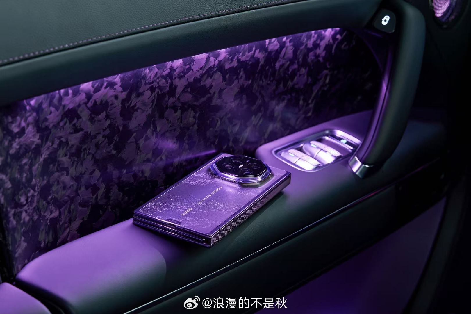 #享界G9配三折叠才是绝绝紫#星辉紫内饰的享界G9遇上锦紫Mate XT2三折叠，同色系氛围感直接拉满。车与手机审美同频，硬派豪华座舱搭配前沿折叠科技，鸿蒙生态无缝联动，这一套才是属于鸿蒙的高端生活方式。#享界G9和三折叠正在统一高端审美# ​