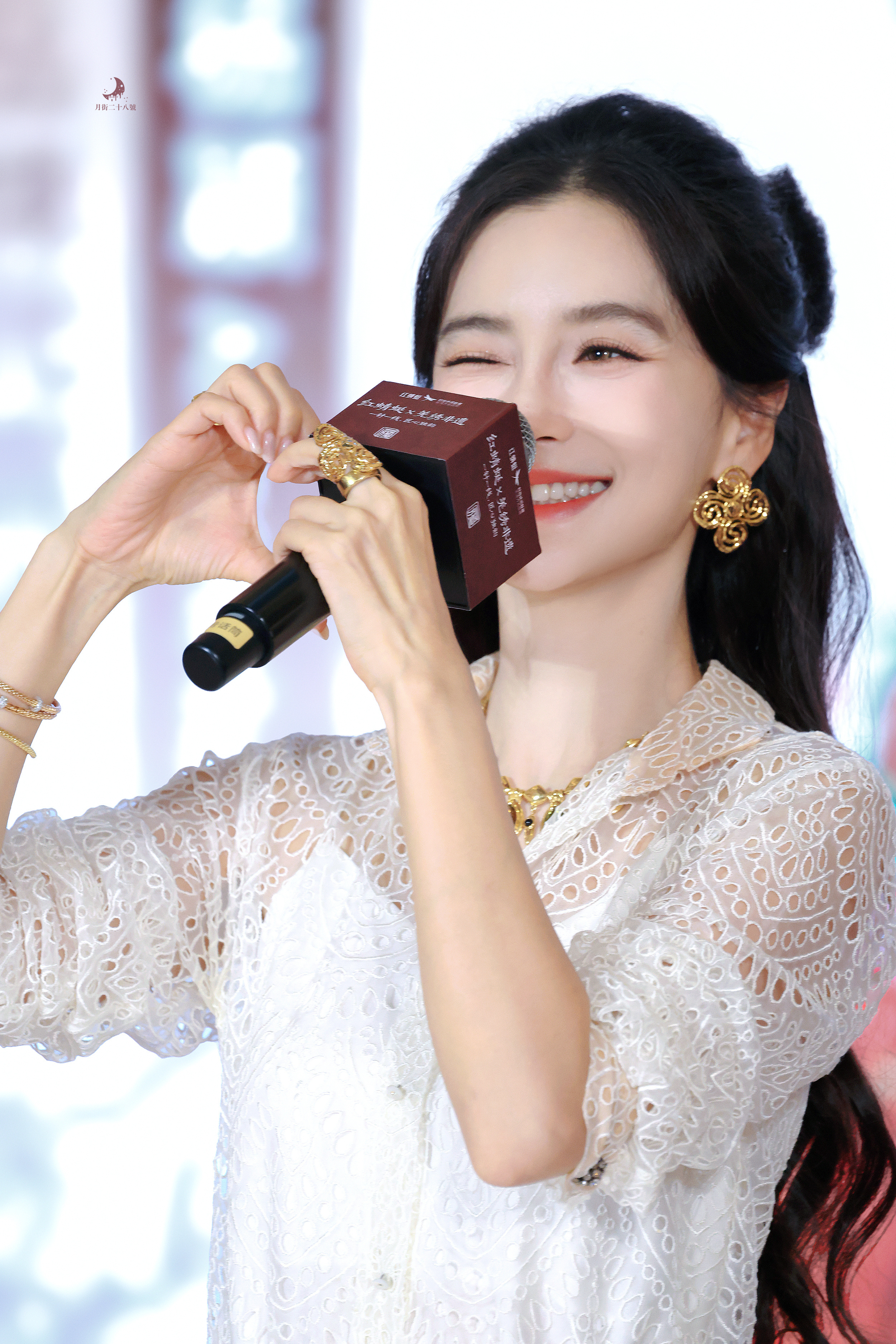 #angelababy#🌸#杨颖# 

hi 亲爱的将将们！此次是小板第一次筹办应援～缺乏经验、过程里还有不少曲折和不足之处；非常感谢各位将将的理解与包容！也特别辛苦各位志愿者、伸出援手的将将们[抱一抱][抱一抱]
 
大家如果对于应援有优化建议！欢迎私信小板，后续我们会不断改进，努力把应援做得更好 ​