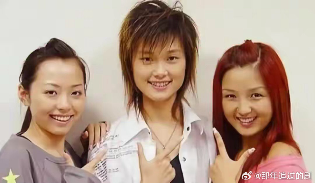 #厉娜许飞纯恨CP#近日，在芒果TV播出的情感综艺《后会友期》中，2006届《超级女声》选手厉娜与许飞时隔近20年首次公开对质陈年旧怨，两人一边对峙拉扯一边流露过往羁绊，被观众调侃为“纯恨CP”引发讨论 ​