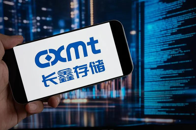 长鑫科技一口气掏出349个亿搞研发建工厂，这事儿在圈里炸开了锅。有人拍手叫好，有人犯嘀咕：五年时间，真能从全球老四冲到世界级巨头的位子上吗？

这笔钱到底从哪来的。长鑫科技今年7月底在科创板挂牌，原本打算融295亿，结果市场太热情，最后到手666亿，扣掉各种费用还剩663亿，比计划多出了368亿。