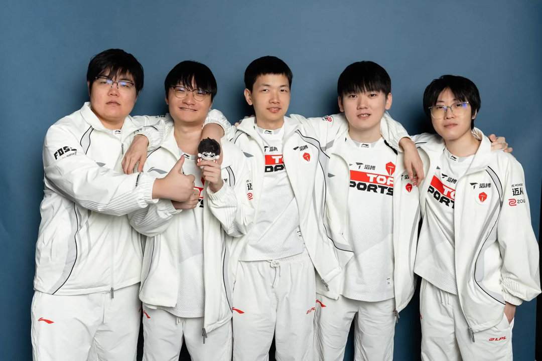 今天又是不用熬夜的一天！[点赞]

明天早上7点，S16瑞士轮第四轮焦点战，BLG迎战TES，LPL瑞士轮第二次内战来袭。胜者直接拿下八强席位，败者落入2-2组继续苦战

两队连续两年世界赛瑞士轮碰面，彼此都相当熟悉，没有信息差，比拼的就是临场调整和硬实力[思考]

#LPL瑞士轮第二场内战##BLG对战TES# ​
