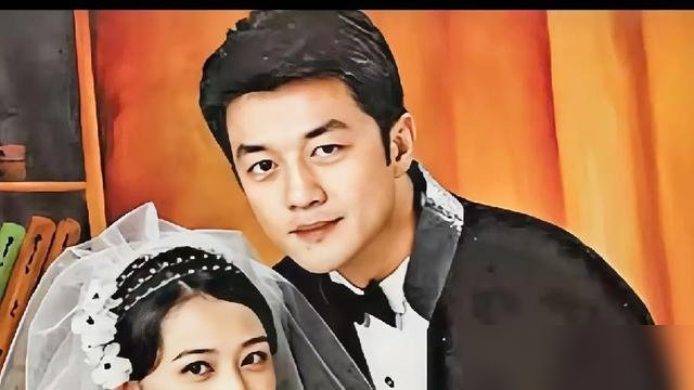 李亚鹏这辈子最拧巴的事，不是跟天后离婚，是拍《生命烈火》时穿着警服结婚，下了戏就把这身皮扒了。2003年他跟周海媚演两口子，一个警察一个大夫，抗非典的戏。央视一套播的，搁别人早把“体制内男主”焊死在身上了。可他拍完就跟经纪人说，不演了，没兴趣。名利掌声没让他高兴过。后来直播带货，亲闺女都不让进镜头，