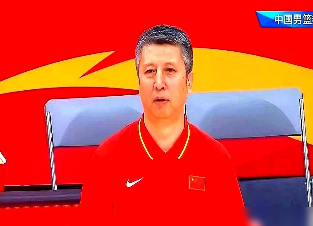 两个在海外连球都摸不稳的年轻人，回国集训差点被郭士强骂到自闭。庞峥麟被逼着交出球权，王俊杰从首发打成蓝领，结果一场内部教学赛，俩人硬是靠卡位、挡人、传脏球把20分差抹平了。
庞峥麟在美国场均2.8分，王俊杰转校就是因为没角色。可到了国家队，郭士强压根不看你光环，先练挡人，再谈持球。一个交球权，一个