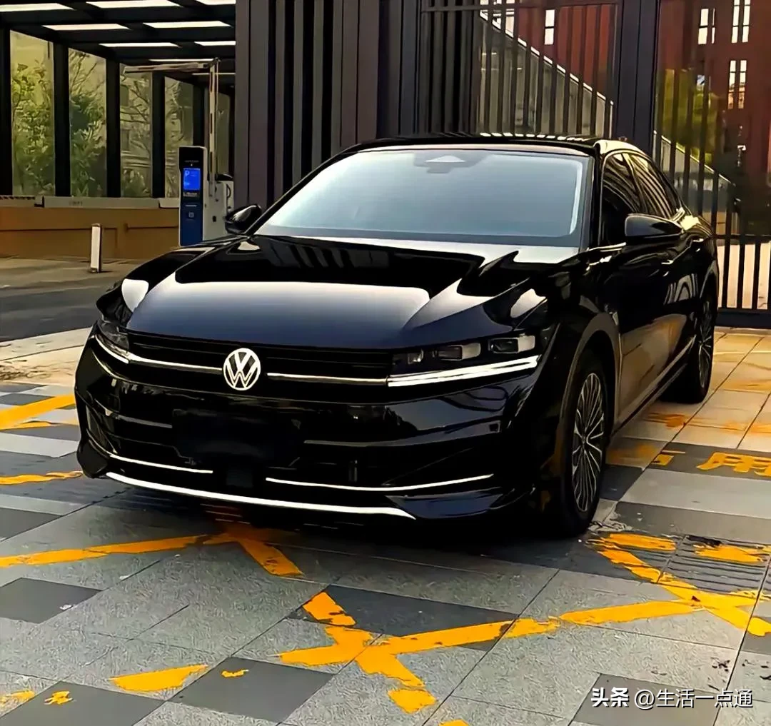 全新一代迈腾,是换代还是换壳?
全新一代迈腾B9上市之后，网上一直存在两种声音。一部分人认为是完整换代，也有不少网友吐槽只是换壳改内饰。
客观来讲，它不属于彻底推倒重来的全新平台，但也绝不是简单换壳，属于平台迭代基础上的深度大改款，很多核心底层都做了调整 。
先说保留不变的部分，也是被网友吐槽“