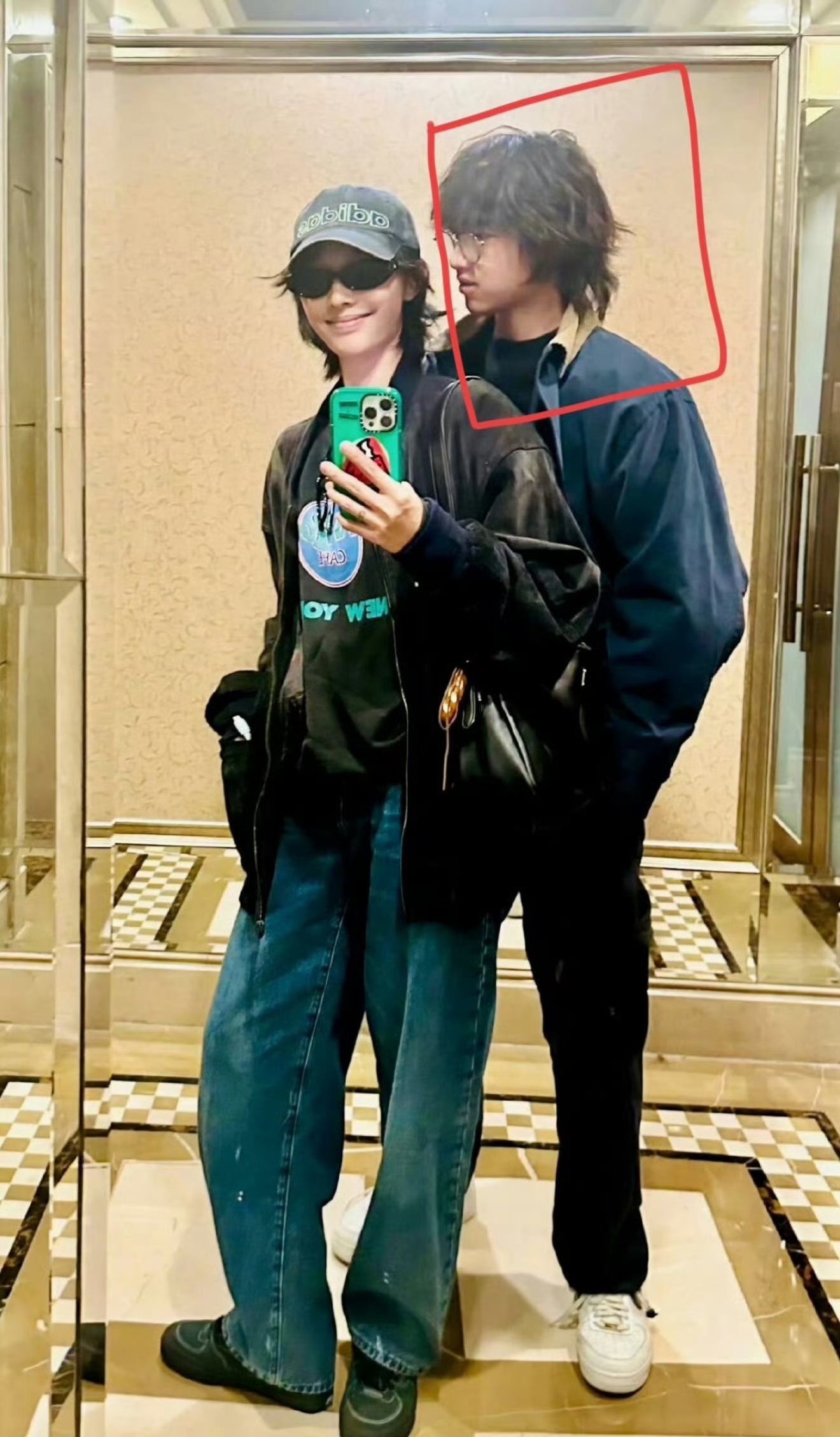 张思麟 白百何儿子 白百何街头和男子十指相扣 白百何张思麟是彼此校园初恋
娱乐圈又一感情大瓜引发全网热议！白百何最新街头路透曝光，彻底打乱了大家对她低调安稳生活的认知🔥
 
据悉，白百何和导演张思麟是中戏同班的校园初恋，年少相恋遗憾分开。两人各自经历过一段婚姻后，再度重逢旧情