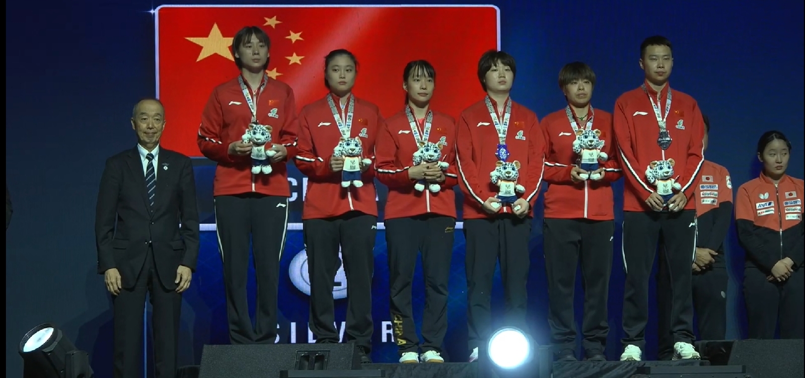 亚锦赛女团决赛，中国女团2-3憾负日本女团，主要有两个原因：

第一个原因：中国队两大核心孙颖莎、王曼昱缺席本场赛事，余下队员面对日本削球手桥本帆乃香缺少有效的应对办法，陈熠、王艺迪先后不敌对手。桥本帆乃香一人独取两分，再加上张本美和在第四盘击败陈熠，日本女团最终3-2取胜获得冠军。虽说日乒两大削球