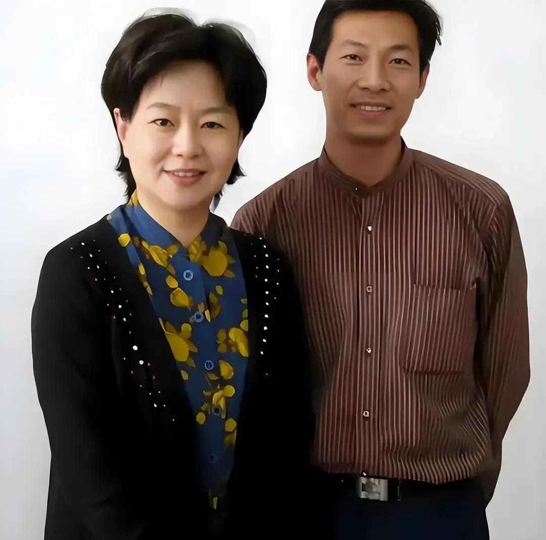 1999年，鞠萍向丈夫提出了离婚，丈夫却提出孩子和钱只能带走一样。鞠萍一听就知道他打的什么主意。可鞠萍不忍孩子留在这里，最终放弃了财产。
 
签字笔尖在纸上划过的声音很轻。蒋启星看着她签完字，把协议拉到自己面前，也签了。他抬头看了鞠萍一眼，嘴角动了一下，没说话。
 
鞠萍站起身，走向儿子的房间。蒋翼