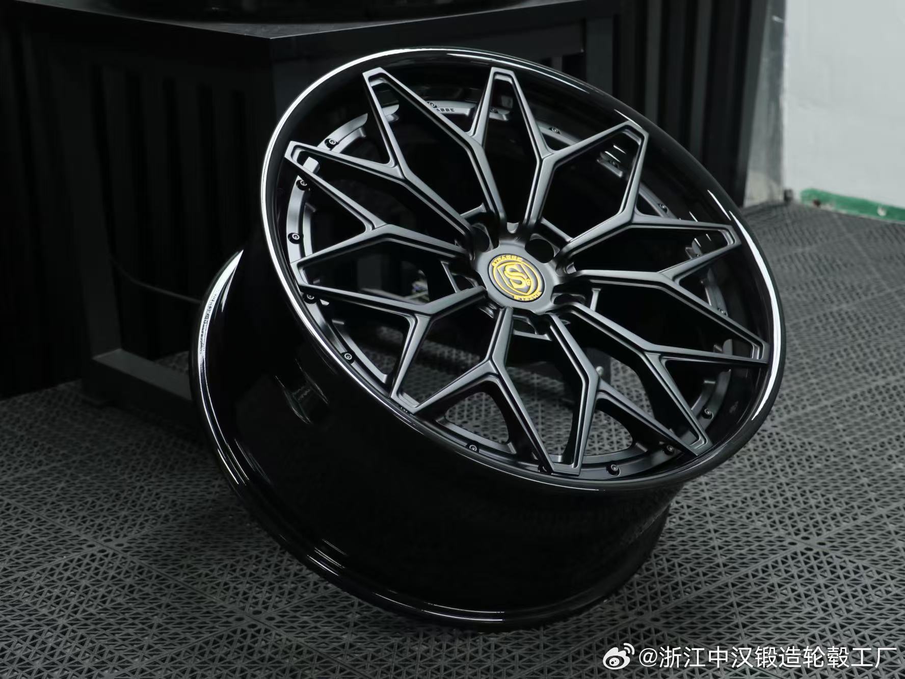 保时捷卡宴改装国产中汉锻造轮毂，颜色亚光黑