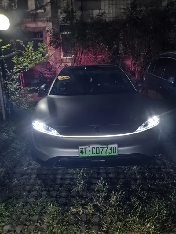 🎵 下班路上，智界 S7 的音响系统让我沉浸在自己的音乐世界。25 个扬声器，专业调校，每个细节都清晰可辨。智能驾驶让通勤不再焦虑。严谨的工程美学，从坐进座舱的那一刻就开始体验。#智界S7 #音乐发烧友 #下班时光 #鸿蒙智行