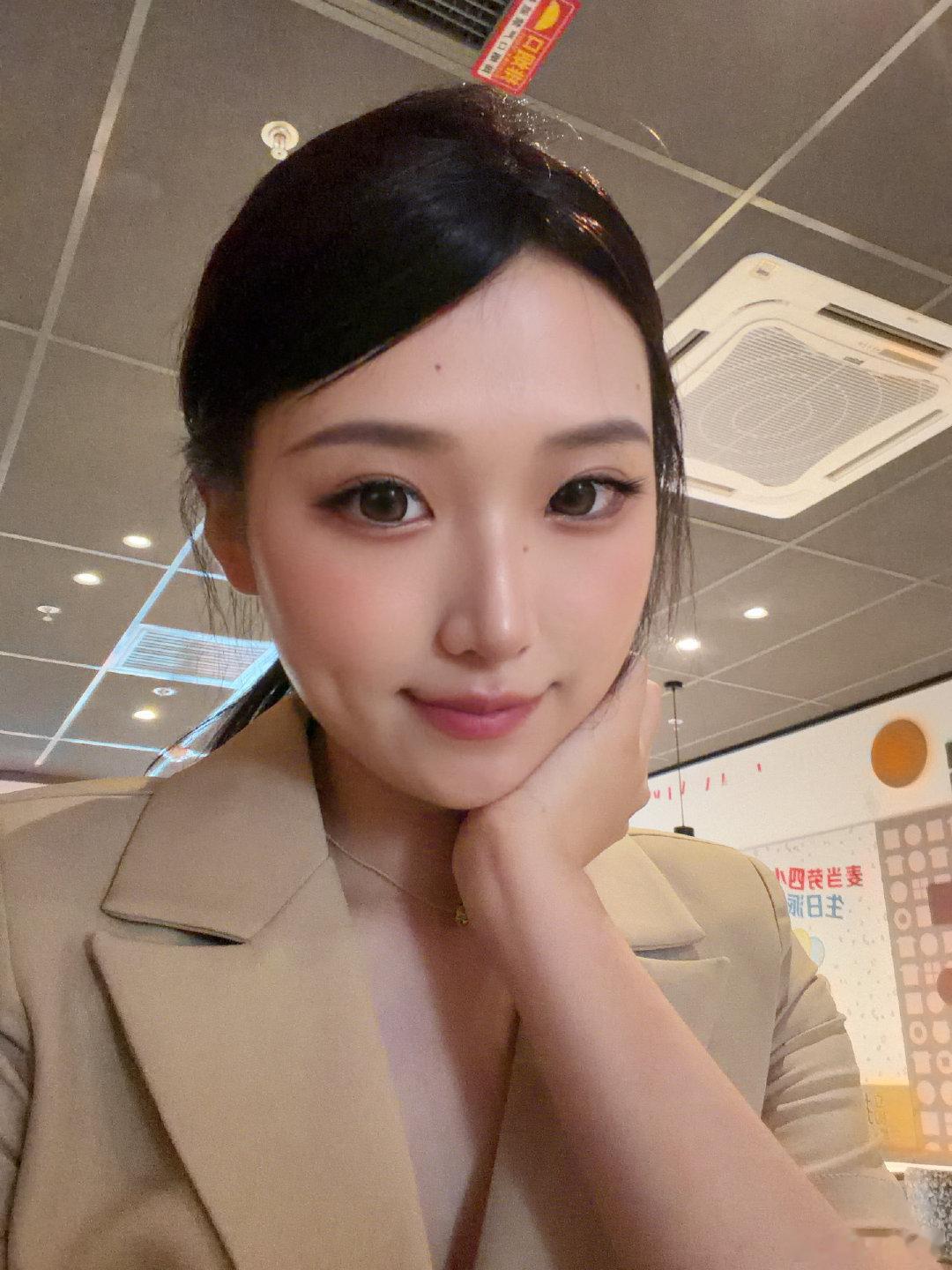 招聘一条狗，要求敏感多疑，恋爱脑，玻璃心，有严重分离焦虑，干嘛都要跟我讲，不跟我报备就会抑郁不安，离开我一会就立马死。  ​