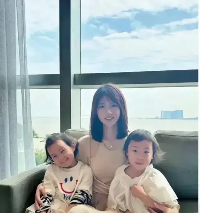 我今天在餐厅偶遇了一个超级美女，就是那个徐枫灿！ 她穿上军装那叫一个英...