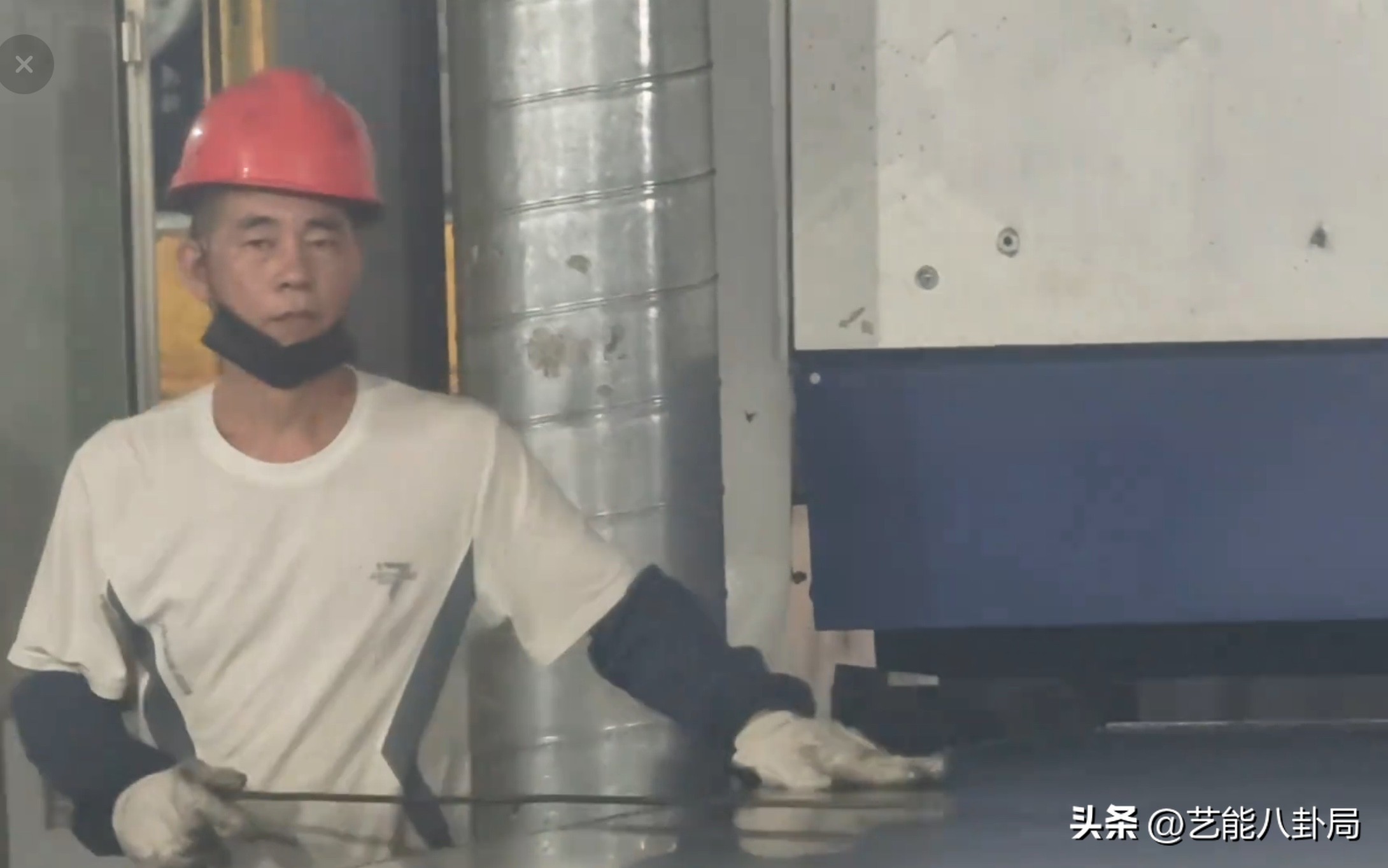 工人不是陈小春弟弟！拍摄者凌晨紧急发声：只是巧合撞脸，我已主动离职！

10月15日凌晨4点多，拍下“厂里工人撞脸陈小春”视频的网友，突然发布最新回应，直接给全网泼了盆冷水。

他明确澄清：这位工人师傅，并不是网传陈小春失散的亲人。
他表示当初只是随手拍下，没有恶意炒作。
但视频爆火后，给所在企业带