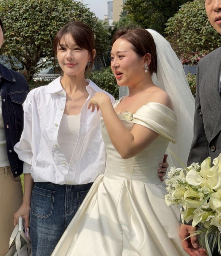 赵露思在国庆假期参加了亲友婚礼，而且是以‌证婚人‌的身份出席的。‌婚礼地点在成都。当天她穿得挺朴素，白衬衫配牛仔裤，低马尾，基本是素颜状态。现场她不仅参与了抢捧花环节，还上台致辞，说到动情处一度哽咽。‌

赵露思2024 年底因身体原因暂停工作，曾确诊抑郁焦虑，经过约 16 个月的休整，2026 年