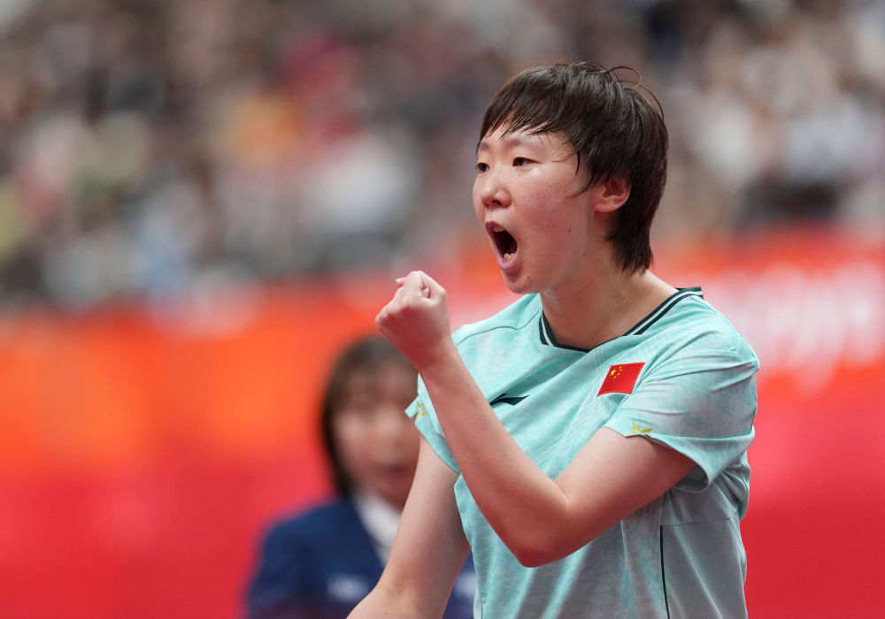 【#国乒男团女团均将与日本队争冠#】9月23日，在爱知·名古屋亚运会乒乓球团体半决赛中，国乒男团、女团分别以3比0击败中国台北队和朝鲜队晋级决赛，24日均将与东道主日本队争夺冠军。

当晚，女团半决赛率先打响。首盘比赛，孙颖莎迎战朝鲜队选手边松景。孙颖莎从开局就牢牢占据场上主动，连赢三局。第 ​