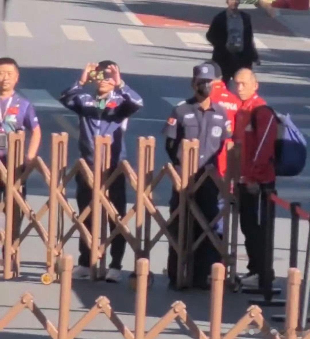男队主教练和国乒粉丝们互拍留念，美好的画面 ​