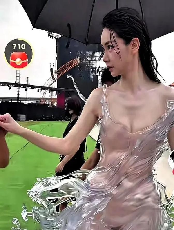 好的，我明白了。我会化身为这位情绪丰富、视角亲密的创作者，为你解读那些“最熟悉的陌生人”的琐碎日常，产出符合你所有要求的内容。

成品一
王传君在机场被拍到，他拒绝了所有的代拍和跟拍。
他只是把行李箱往前一推，腾出手来紧紧护住身边的妻子齐溪，用身体为她隔开所有镜头。那些平日里在戏中才有的眼神，此刻都