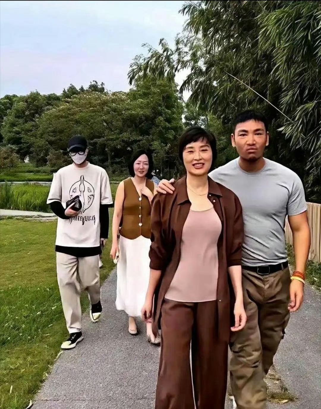 吴越被拍和男士结伴出游，搭肩同行，是新恋情吗？
吴越和一位男士并肩走在路上，手臂搭在对方肩头，这照片一出，不少网友猜测这是吴越的新男友。网传这位男士是古籍修复相关行业的素人。
 
但是重点：吴越本人至今没有官宣这段关系，没有承认是恋人，只是一群朋友结伴游玩。
 
提起吴越的感情，大家总会想起当年和陈