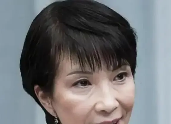 中日开战的可能性有多大？现在中日两国关系紧张！

真要问一句，短期内会不会直接打成全面战争？概率不高。可要说风险是不是存在，答案也不能装作没有。

海上军舰靠近一点，军机飞得近一点，雷达照射久一点，单看每一次，可能都被解释成训练、侦察、伴随监视，放在一起压力就上来了。最让人担心的，往往不是谁一开始就