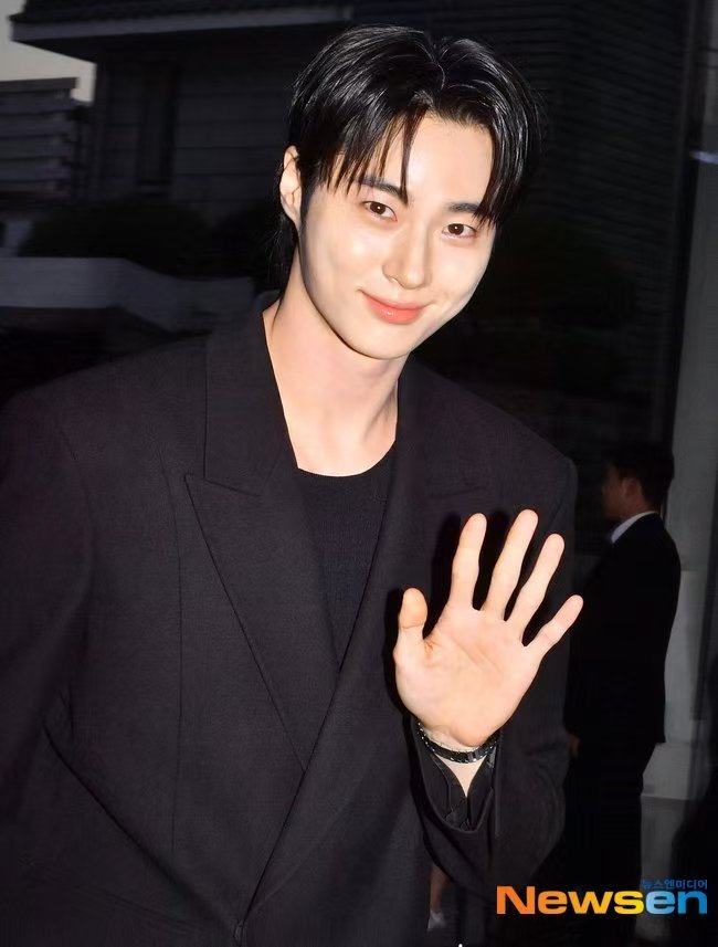 #边佑锡[超话]#  💙#向全世界安利边佑锡# 💙#边佑锡# 

20260902 新闻报道

9月2日下午，在首尔龙山区汉南洞的Leeum三星美术馆，举办了CJ之夜｜庆祝弗里兹首尔艺术展活动。

当日出席人员：演员李/秉宪、李/珉廷、李/政宰、朴赞郁导演、权/志龙、边佑锡、诺亚·森迪尼奥、安塞尔·艾尔高特等人到场参 ​
