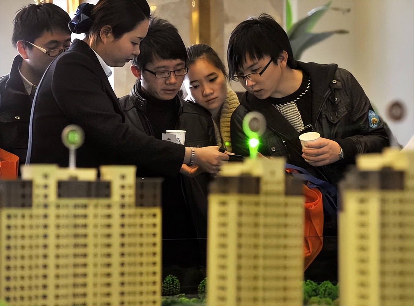 人类买房迷惑行为大赏：当年拼命“上车”的人，现在怎么样了？