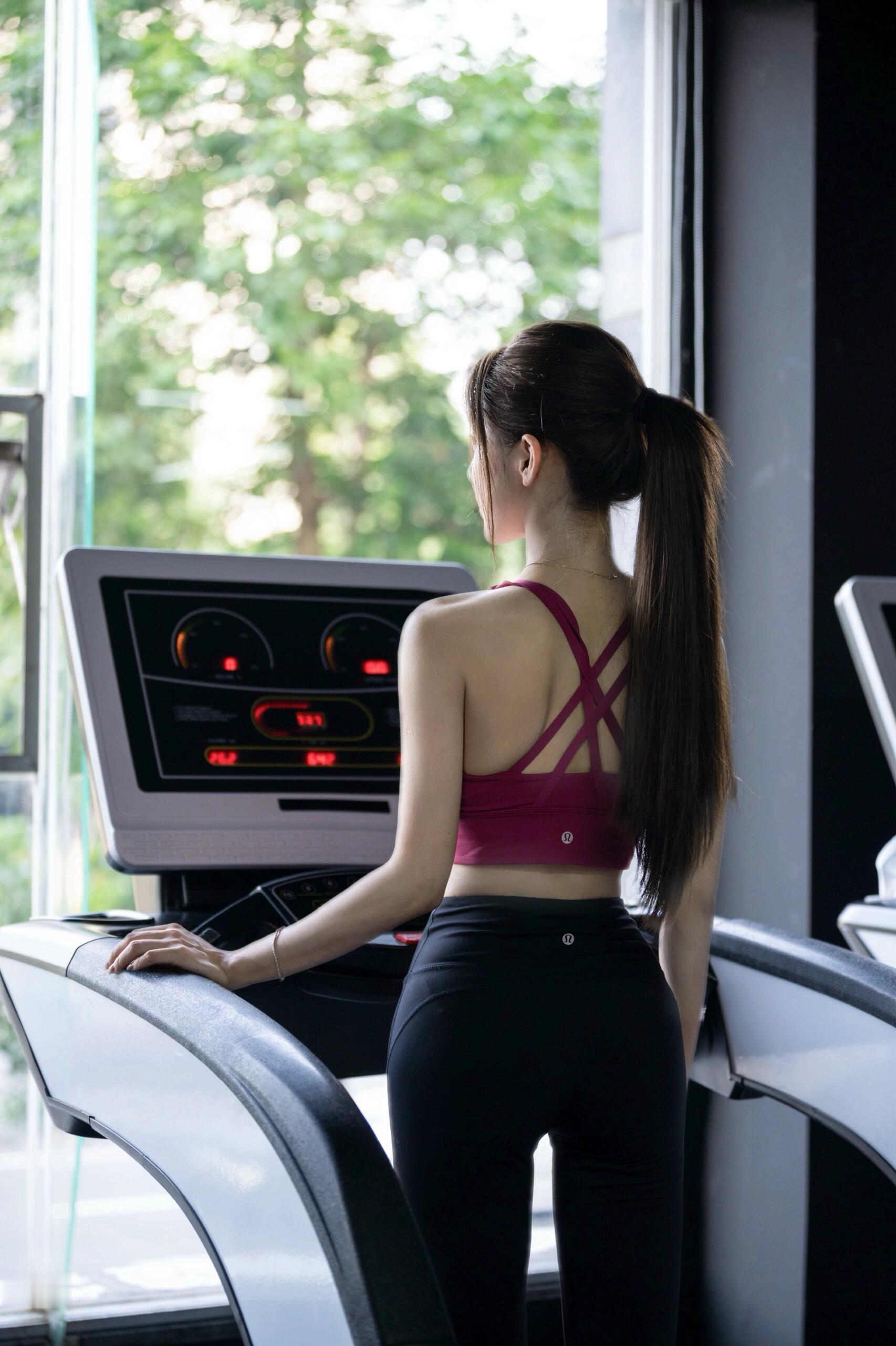 羡慕这个小姐姐的身材，果然好身材都是锻炼出来的，每天看着你，向你看齐