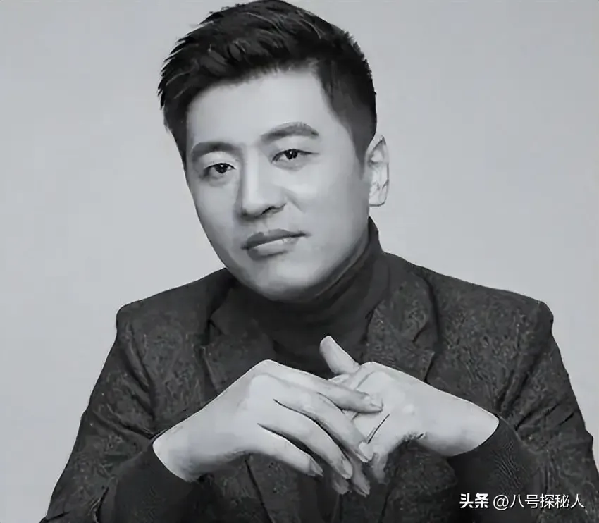 很多人都说，张雪峰一手打造的峰学蔚来，如今早已名存实亡。很多内部人心里看得清清楚楚，却很少有人敢把真相直白讲出来。
回想当初，峰学蔚来到底有多火？
凭借张雪峰犀利直白的言论，圈粉无数。无数焦虑的家长，把他当成填报志愿的指路明灯。为了孩子的高考出路，心甘情愿花钱购买志愿填报服务。直播间热度居高不下，咨