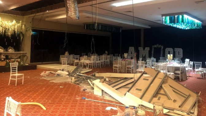 “倒大霉！” 四川广安，一对夫妻办婚礼，足足摆了 68 桌婚宴，单桌定价 999 元，宾客齐聚。婚礼仪式还没开始，礼炮尚未点燃，一声巨响突然传来，酒店门厅直接整体坍塌，碎石纷纷掉落，多名宾客受惊受伤，喜庆婚宴瞬间变成意外事故现场。事后酒店还起诉新人，索要六万多尾款。事故责任到底归谁，这笔婚宴尾款，新